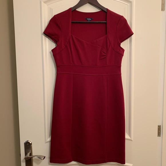 Red Knee-Length Dress - Perfect for All Occasions! - Picture 1 of 4
